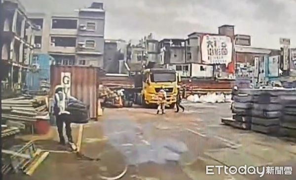 ▲▼工人在桃園捷運工地意外墜落。（圖／記者楊熾興翻攝）