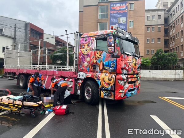 ▲▼ 台南一輛大貨車右轉，輾斃單車女騎士。（圖／民眾提供，下同）