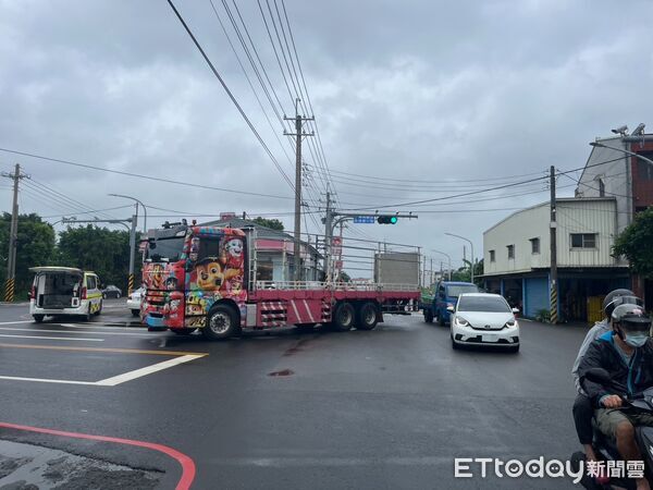 ▲▼ 台南一輛大貨車右轉，輾斃單車女騎士。（圖／民眾提供，下同）