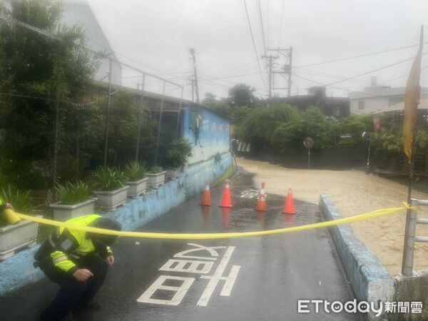 ▲▼彰化市彰南路淹水，警方到場坐道路管制。（圖／記者唐詠絮翻攝)