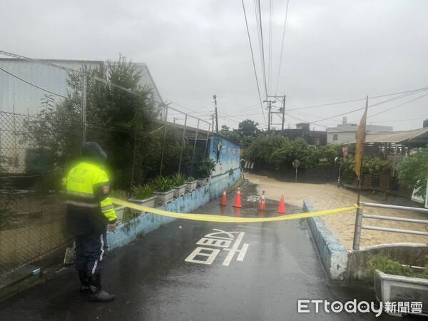 ▲▼彰化市彰南路淹水，警方到場坐道路管制。（圖／記者唐詠絮翻攝)