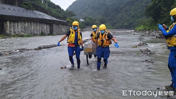 ▲▼大甲溪松鶴運動公園下方河床驚見浮屍，谷關消防隊協助前往協住搬運至高處，等待警方相驗。（圖／記者李陳信得攝）