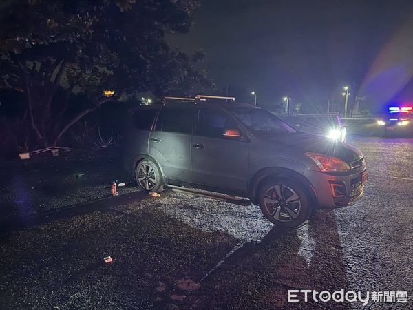 ▲停車場內2人陳屍車內，警方到場已明顯死亡。（圖／記者唐詠絮翻攝）