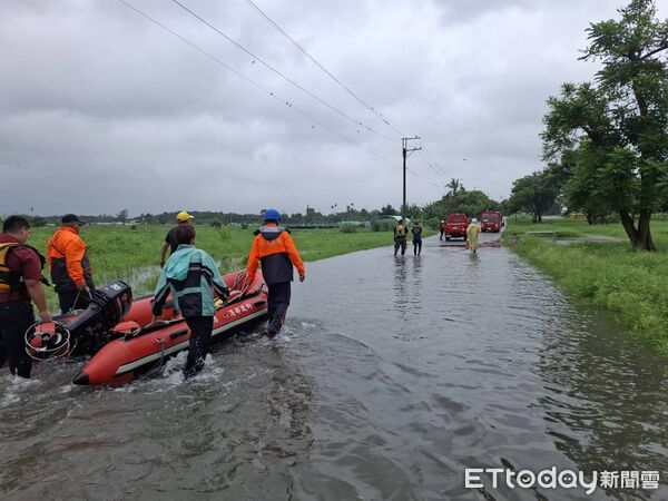 ▲屏東縣政府消防局人員高屏溪救援。（圖／記者陳崑福翻攝）