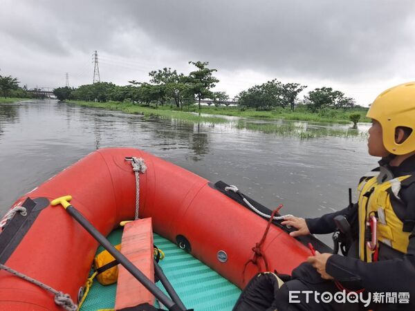 ▲屏東縣政府消防局人員高屏溪救援。（圖／記者陳崑福翻攝）