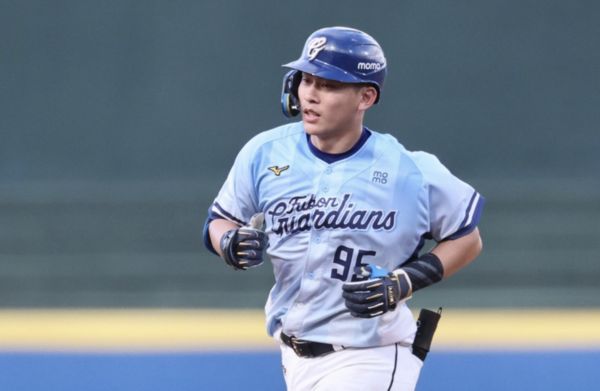 ▲魔力藍、戴培峰     。（圖／富邦悍將提供）