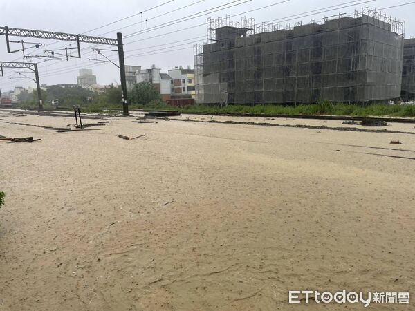 ▲▼台鐵林內站今天因豪雨導致水淹軌面。（圖／讀者提供）