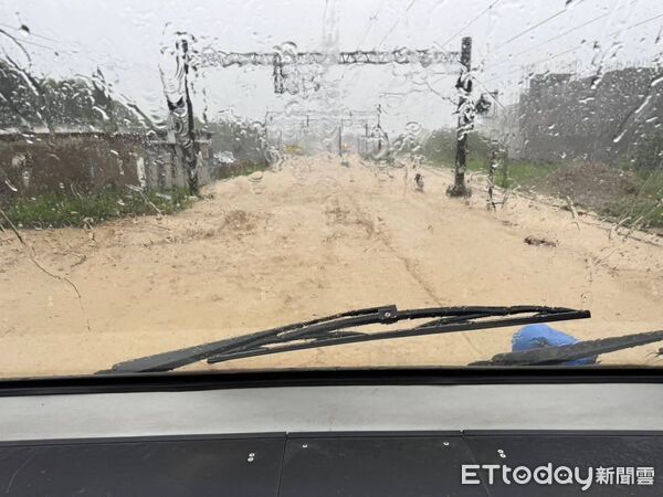 ▲▼台鐵林內站今天因豪雨導致水淹軌面。（圖／讀者提供）