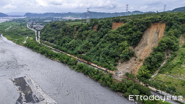 ▲台16線日前因連續豪雨導致邊坡滑落坍方，目前已恢復雙向交通。（圖／南投縣政府提供）