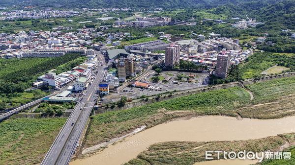 ▲▼南投縣長許淑華與立委游顥、中央單位一同會勘豪雨淹水災情。