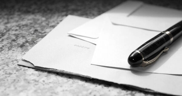 一名男子直到24歲才得知自己17歲時曾獲多所名校錄取與獎學金，因父母擔心他離家太遠私下封存所有信件，錯失重要人生機會。（示意圖／Pixabay）