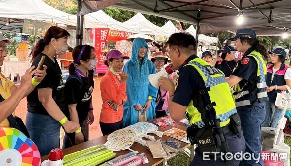 ▲台東關山警「巴歌浪音樂會」設攤強力宣講防詐。（圖／記者楊晨東翻攝）
