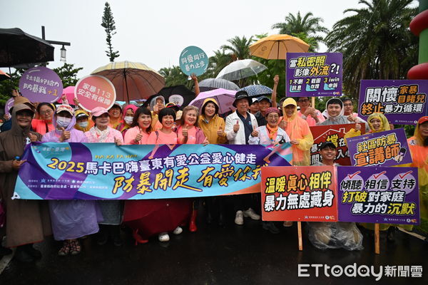 ▲台東近600人為愛雨中健走。（圖／記者楊晨東翻攝）