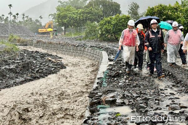 ▲▼高雄市長陳其邁今日前往六龜區中興里視察，關心土石流掩埋路面及野溪清疏情形。（圖／記者許宥孺翻攝）