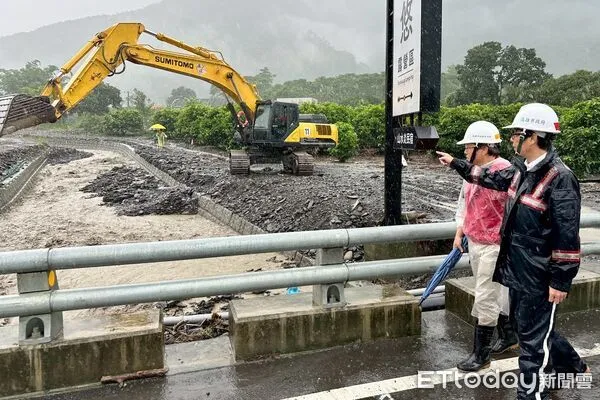 ▲▼高雄市長陳其邁今日前往六龜區中興里視察，關心土石流掩埋路面及野溪清疏情形。（圖／記者許宥孺翻攝）