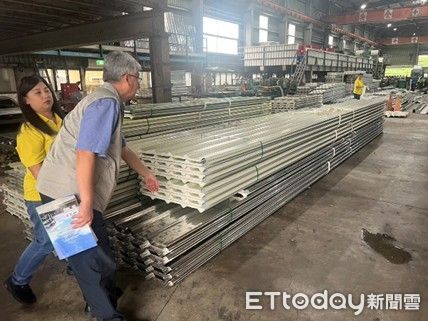 ▲台南市政府強調鋼浪板供應穩定，災後修繕排程不受影響。（圖／記者林東良翻攝）