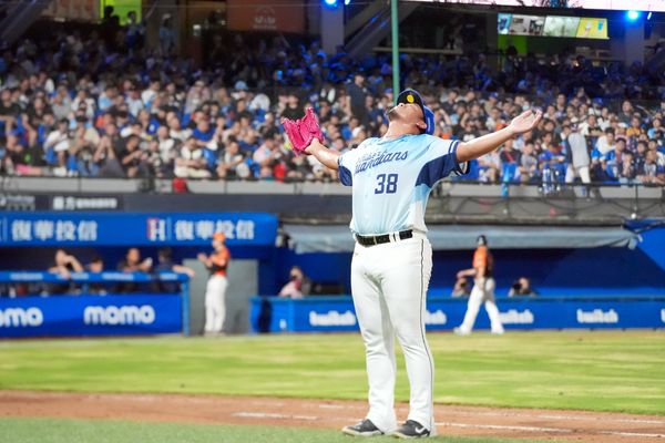 ▲    張育成、李吳永勤       。（圖／富邦悍將提供）