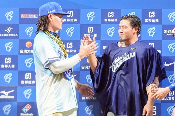 ▲    張育成、李吳永勤       。（圖／富邦悍將提供）