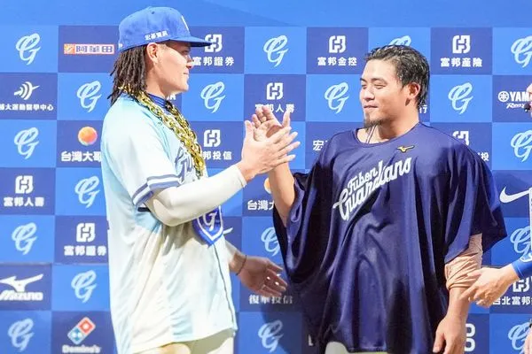 ▲    張育成、李吳永勤       。（圖／富邦悍將提供）