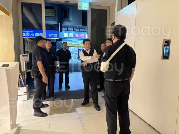 ▲林炎田來到中控室查看監視器，左營分局長謝承甫在旁             。（圖／民眾提供）