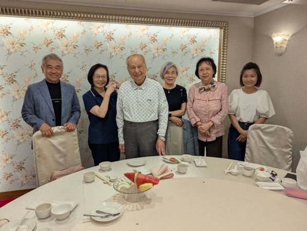 ▲今年5月下旬，林省三(左三)邀請長榮集團前副總裁謝志堅(左一)及其夫人(右三)等老友聚餐。（圖／林省三友人提供）
