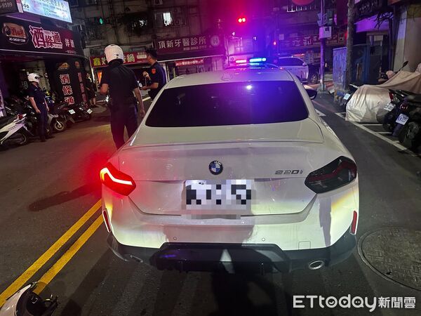 ▲▼BMW新莊拒檢「4警拉她下車」竟是侯沁潔！短褲躺地遭壓制。（圖／記者陳以昇翻攝）