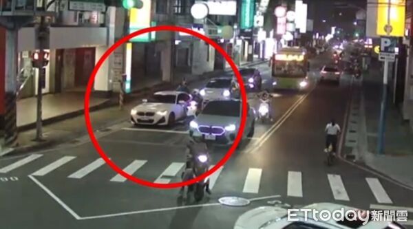▲▼BMW新莊拒檢「4警拉她下車」竟是侯沁潔！短褲躺地遭壓制。（圖／記者陳以昇翻攝）