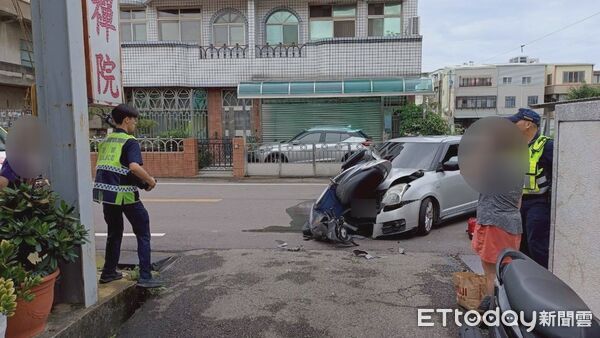 ▲大學情侶檔騎機車趕火車，在路口跟左轉轎車碰撞，情侶檔重傷住院治療中。（圖／記者楊永盛翻攝）