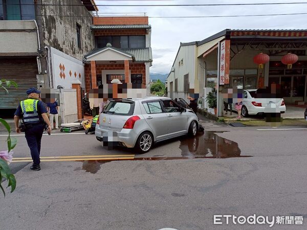 ▲大學情侶檔騎機車趕火車，在路口跟左轉轎車碰撞，情侶檔重傷住院治療中。（圖／記者楊永盛翻攝）