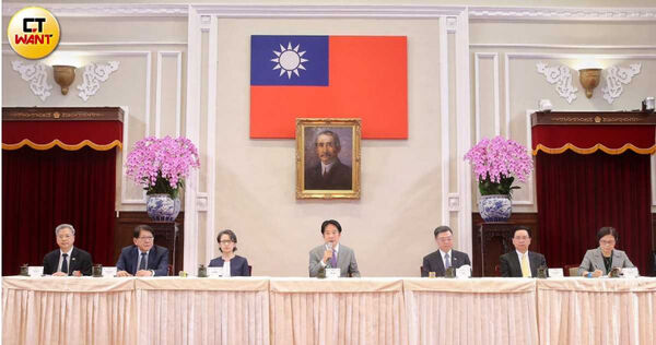 賴清德總統在「因應美國對等關稅政策記者會」表示，美方公布20％是「暫時性稅率」，只要後續達成協議，可望再調降稅率。（圖╱趙世勳攝）