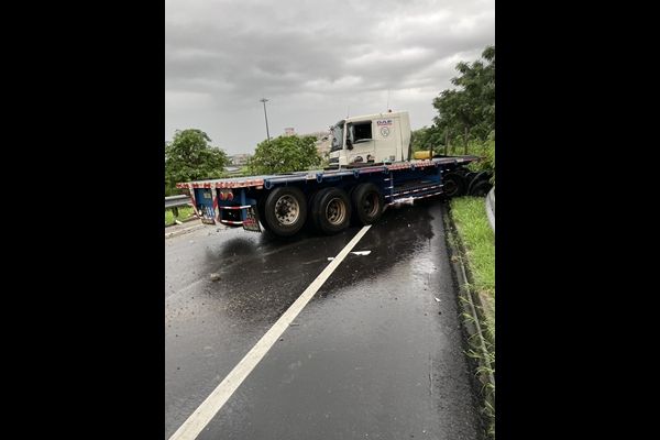 ▲▼國道1號台南永康交流道，拖板車撞護欄。（圖／翻攝道路救援張家班）