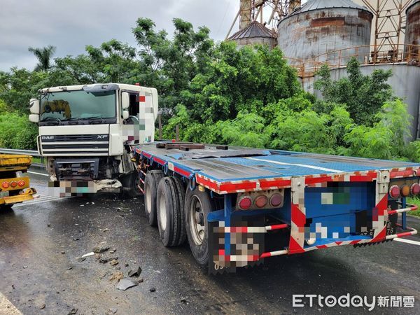 ▲聯結車自撞永康交流道交流道護欄，車頭受損，駕駛手部擦傷送醫。（記者林東良翻攝，下同）
