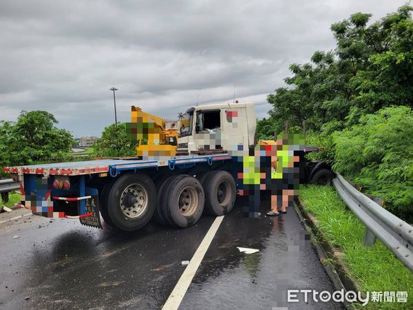 ▲聯結車自撞永康交流道交流道護欄，車頭受損，駕駛手部擦傷送醫。（記者林東良翻攝，下同）