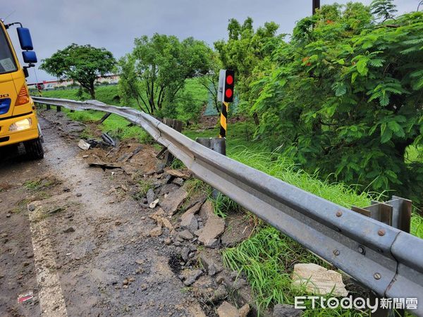 ▲聯結車自撞永康交流道交流道護欄，車頭受損，駕駛手部擦傷送醫。（記者林東良翻攝，下同）