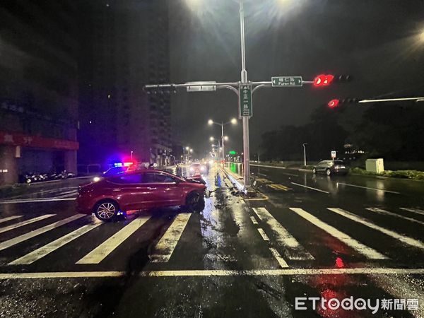 ▲▼高雄男深夜酒駕「自撞分隔島」！整輛車彈飛　頭破血流送醫。（圖／記者賴文萱翻攝）
