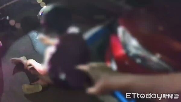▲越籍移工遭警方逮捕，他拒檢衝撞警車並造成警員受傷。（圖／記者張君豪翻攝）