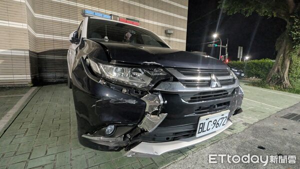 ▲越籍移工遭警方逮捕，他拒檢衝撞警車並造成警員受傷。（圖／記者張君豪翻攝）