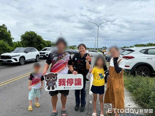 ▲台東警貼近民眾宣導交通與防詐安全觀念。（圖／記者楊晨東翻攝）