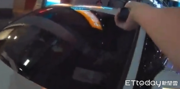 ▲▼             女星侯沁潔拒檢逃逸，員警第一視角曝光。（圖／記者陳以昇翻攝）