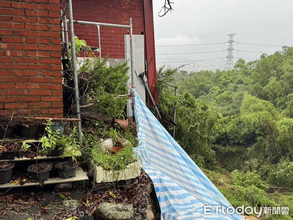▲連日豪大雨，芬園鄉三合院邊坡遭沖刷岌岌可危。（圖／記者唐詠絮翻攝）