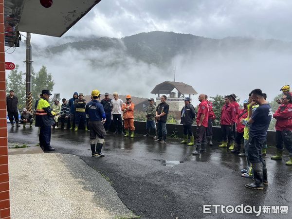 ▲▼             嘉義女子徒步外出未歸，搜救人員最終在攔砂壩瀑布下方石頭縫中尋獲遺體。（圖／記者翁伊森翻攝，下同）
