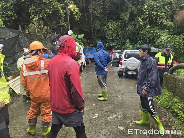 ▲▼             嘉義女子徒步外出未歸，搜救人員最終在攔砂壩瀑布下方石頭縫中尋獲遺體。（圖／記者翁伊森翻攝，下同）