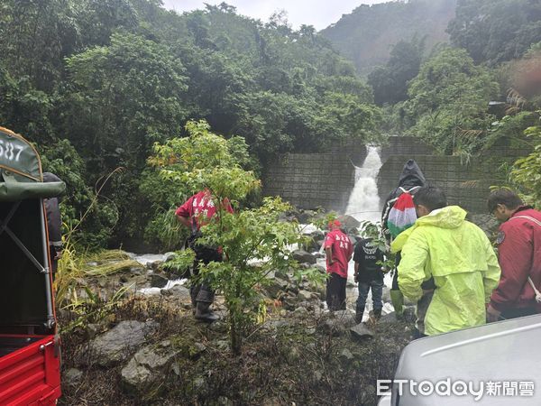 ▲▼             嘉義女子徒步外出未歸，搜救人員最終在攔砂壩瀑布下方石頭縫中尋獲遺體。（圖／記者翁伊森翻攝，下同）