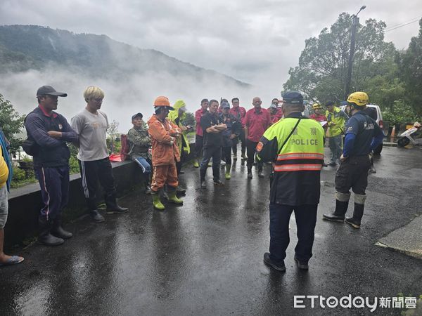 ▲▼             嘉義女子徒步外出未歸，搜救人員最終在攔砂壩瀑布下方石頭縫中尋獲遺體。（圖／記者翁伊森翻攝，下同）