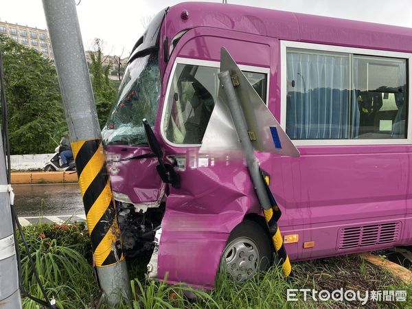 ▲義大客運自撞電線桿。（圖／記者吳世龍翻攝）