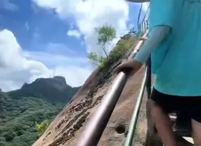 ▲景區欄杆有1公尺高。（示意圖／翻攝自微博）