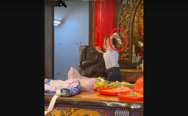 ▲女子在鎮瀾宮大殿狂丟瓶裝水。（圖／翻攝自黑色豪門企業）