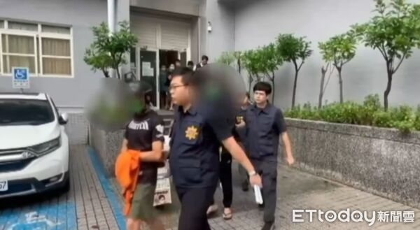 ▲警方漏夜逮補16名滋事黑衣人。（圖／記者許宥孺翻攝）