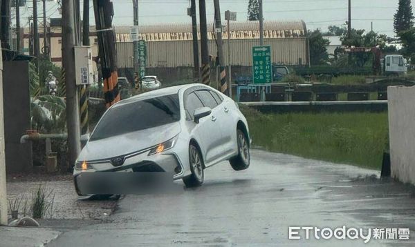 ▲彰化伸港鄉暴雨轎車卡農田，移工捲褲管下田協助脫困。（圖／賴清美提供）