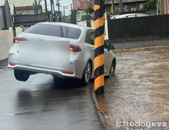 ▲彰化伸港鄉暴雨轎車卡農田，移工捲褲管下田協助脫困。（圖／賴清美提供）